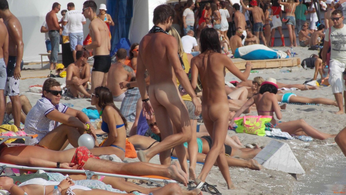 Nudism-Beach-Party-53774072.jpg