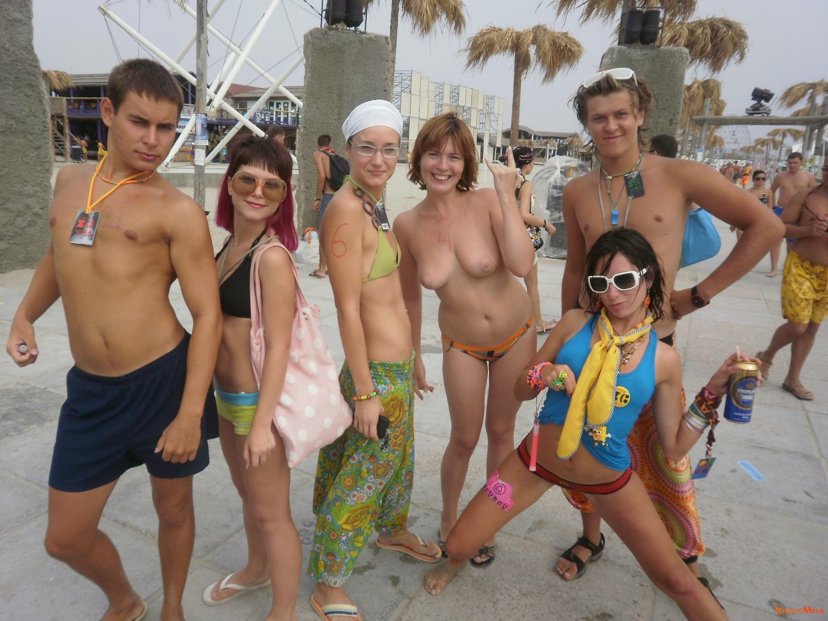 Nudism-Beach-Party-53837646.jpg