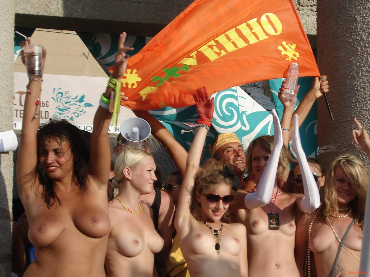 Nudism-Beach-Party-53852157.jpg