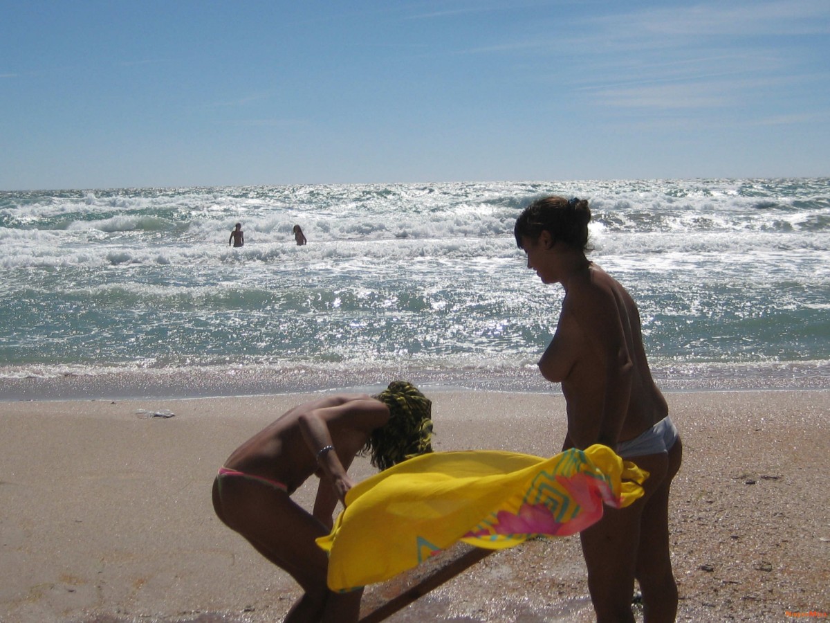 Nudism-Beach-Party-54062073.jpg