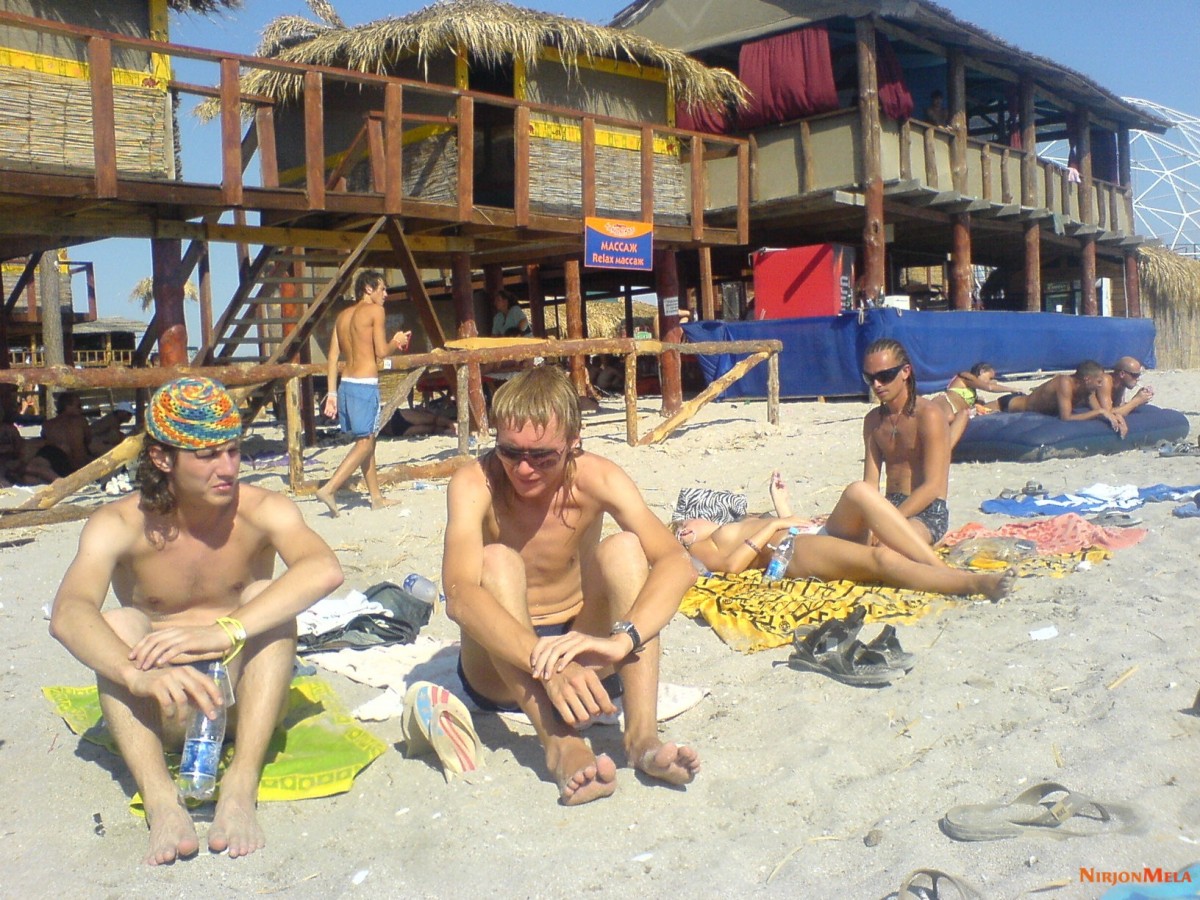 Nudism-Beach-Party-54393324.jpg