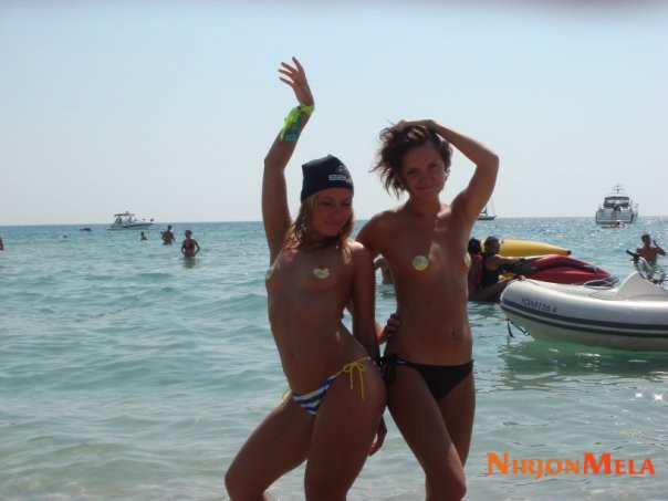 Nudism-Beach-Party-54436212.jpg