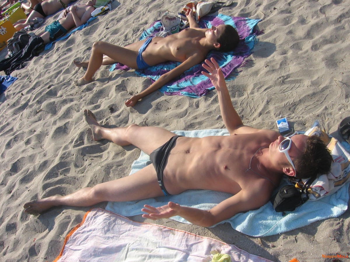 Nudism-Beach-Party-54455546.jpg