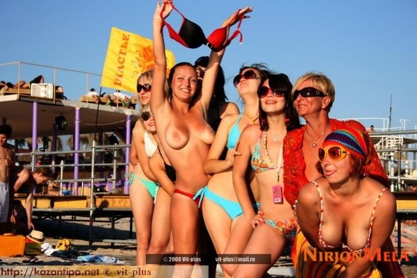 Nudism-Beach-Party-54468980.jpg