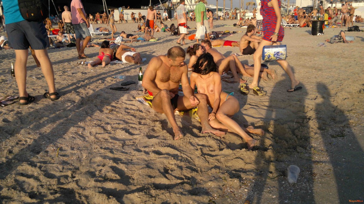 Nudism-Beach-Party-54537461.jpg