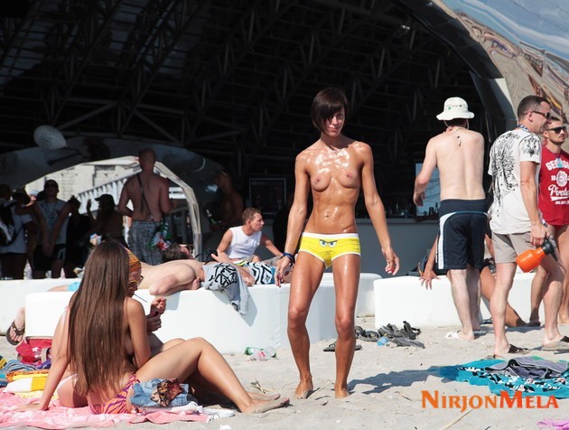 Nudism-Beach-Party-54628440.jpg