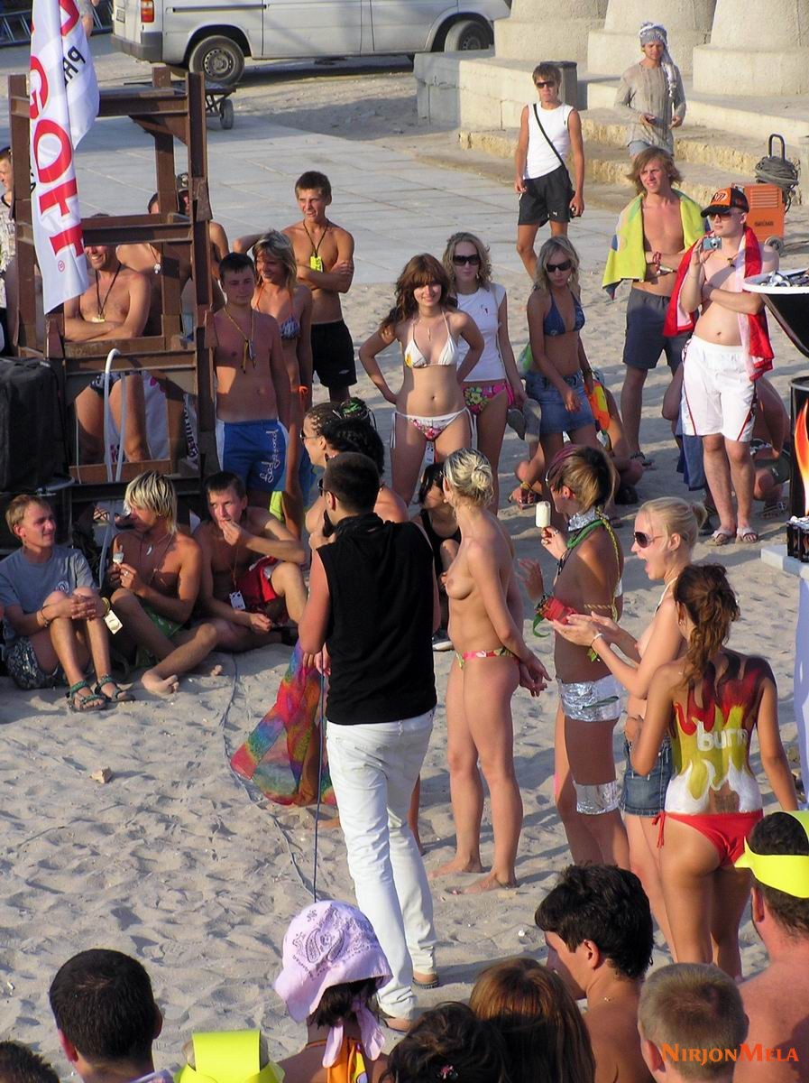 Nudism-Beach-Party-54654323.jpg