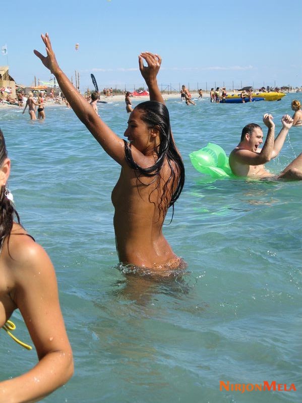 Nudism-Beach-Party-54714861.jpg