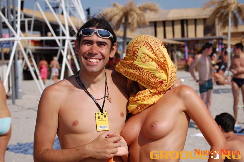 Nudism-Beach-Party-54760277.jpg