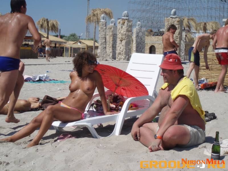 Nudism-Beach-Party-55082351.jpg