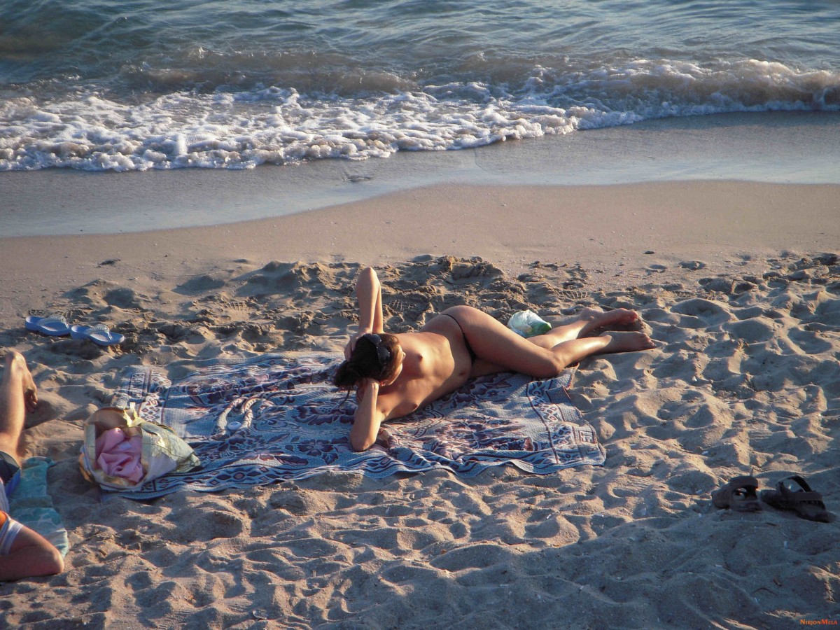 Nudism-Beach-Party-55373532.jpg