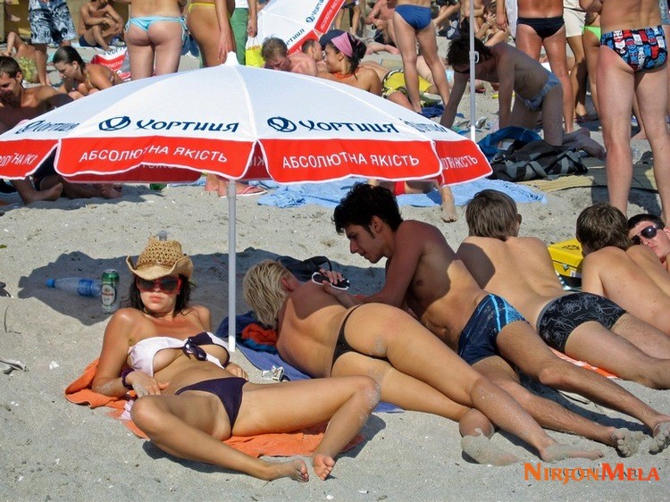 Nudism-Beach-Party-55420428.jpg