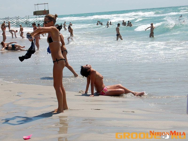 Nudism-Beach-Party-55519183.jpg