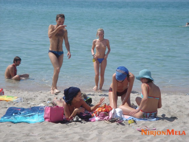 Nudism-Beach-Party-55767034.jpg