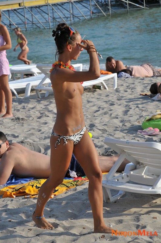 Nudism-Beach-Party-55887345.jpg