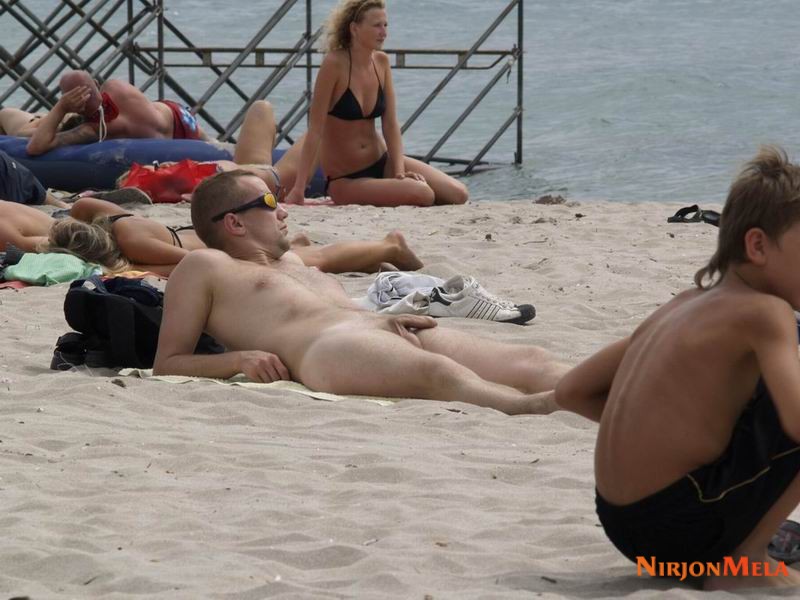 Nudism-Beach-Party-56315282.jpg