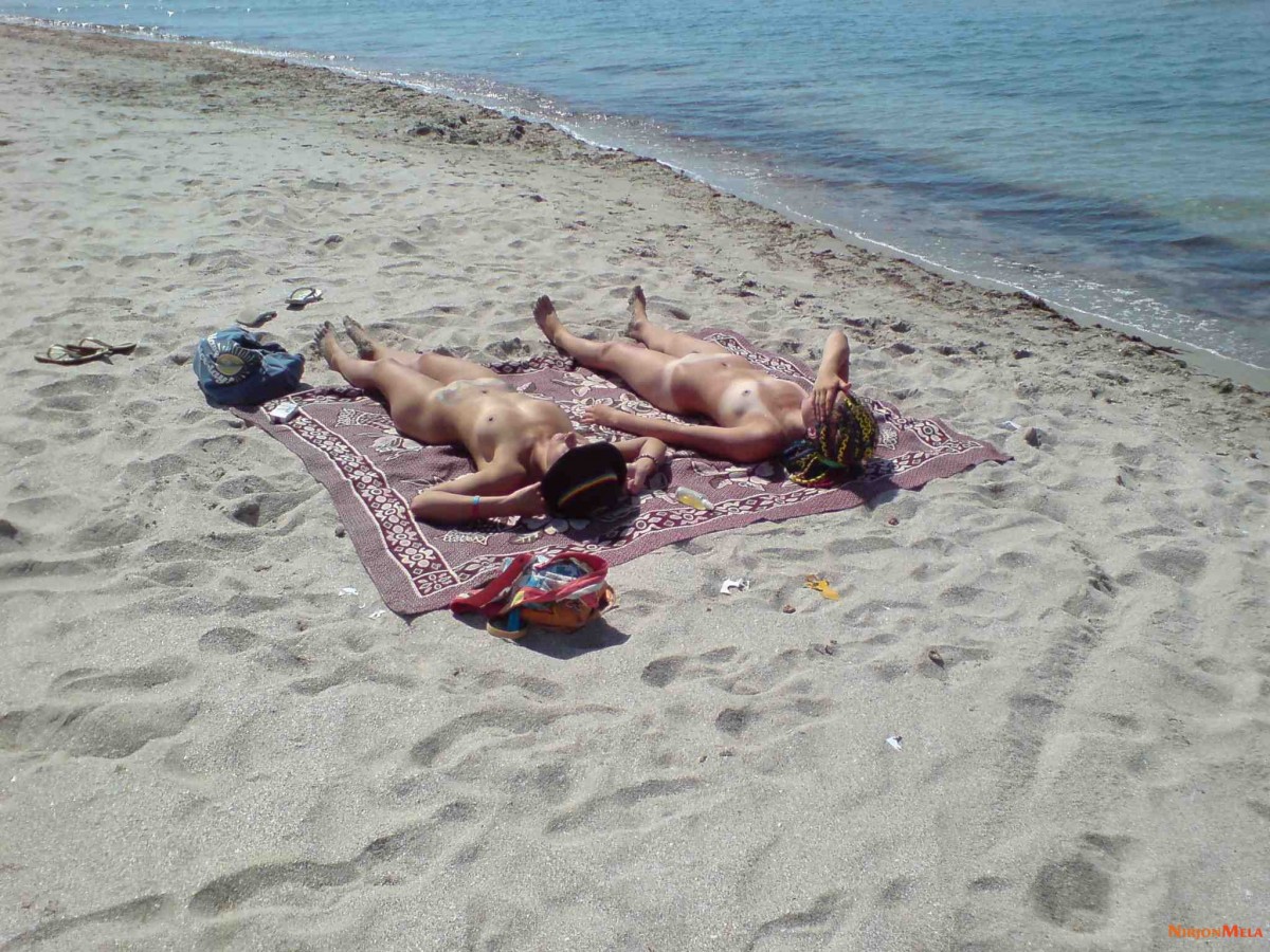 Nudism-Beach-Party-56429522.jpg