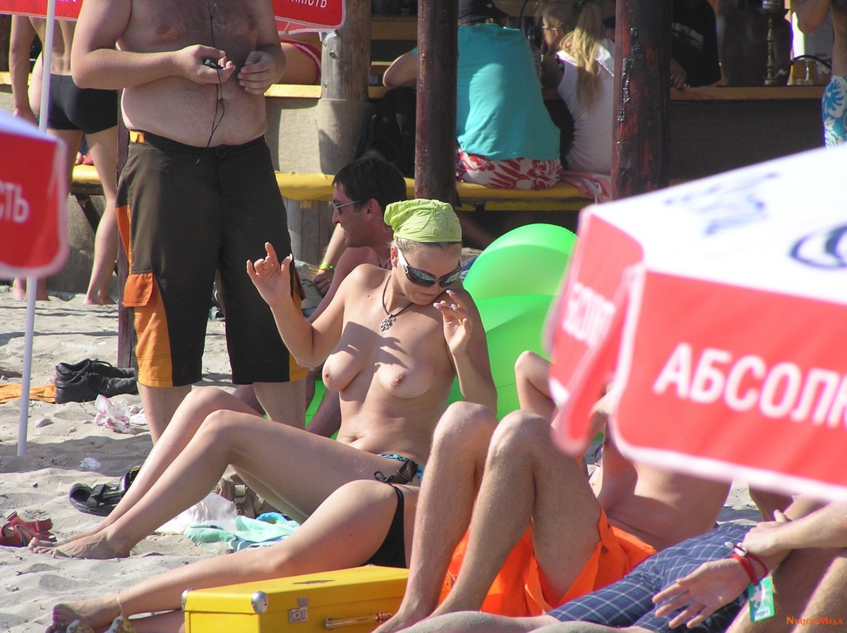 Nudism-Beach-Party-56557017.jpg