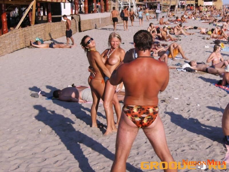 Nudism-Beach-Party-56711745.jpg