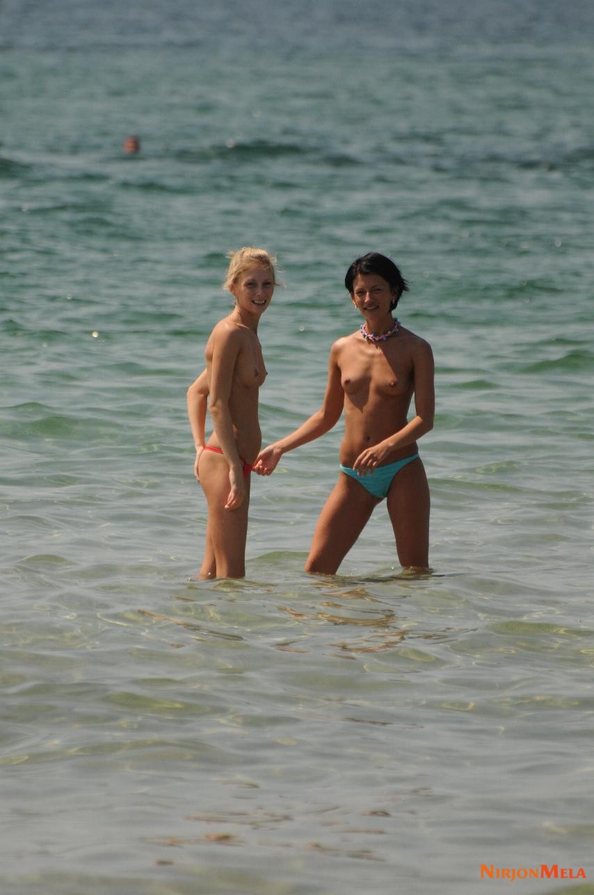 Nudism-Beach-Party-56721362.jpg