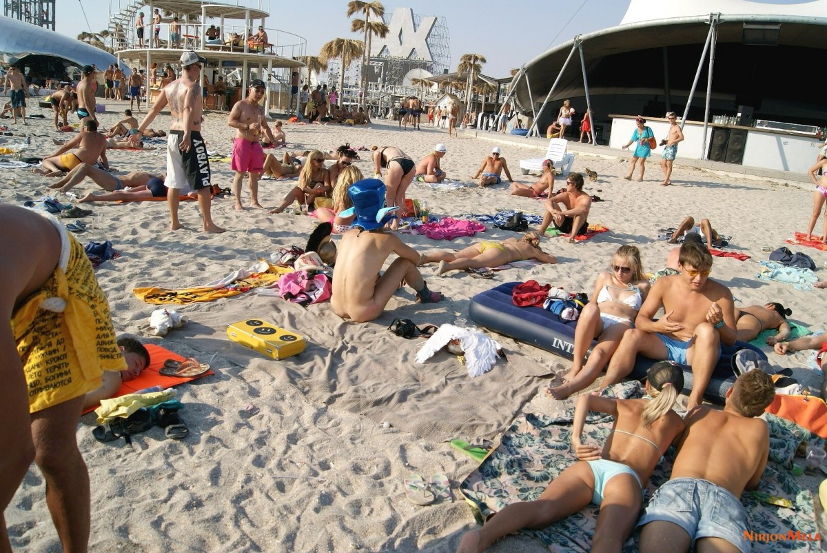 Nudism-Beach-Party-56789655.jpg