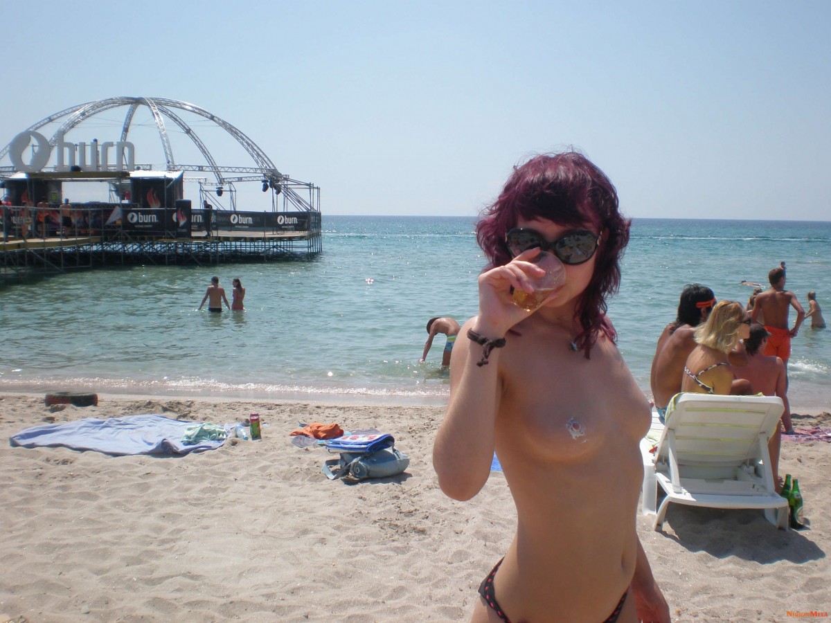 Nudism-Beach-Party-57088737.jpg