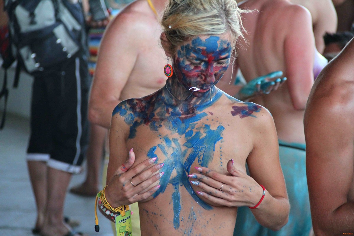 Nudism-Beach-Party-57156805.jpg