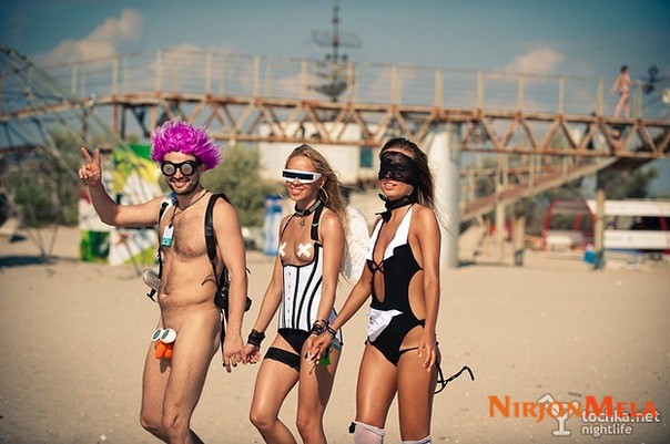 Nudism-Beach-Party-57775411.jpg