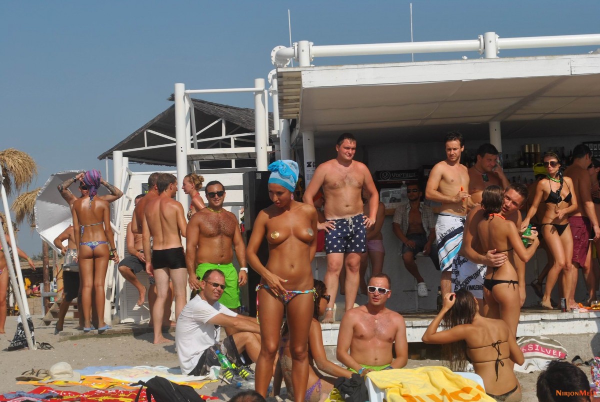 Nudism-Beach-Party-57813340.jpg