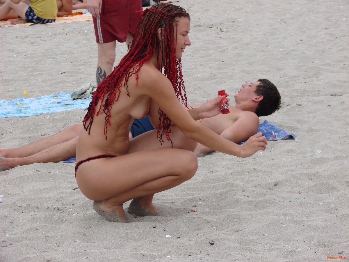 Nudism-Beach-Party-58002354.jpg