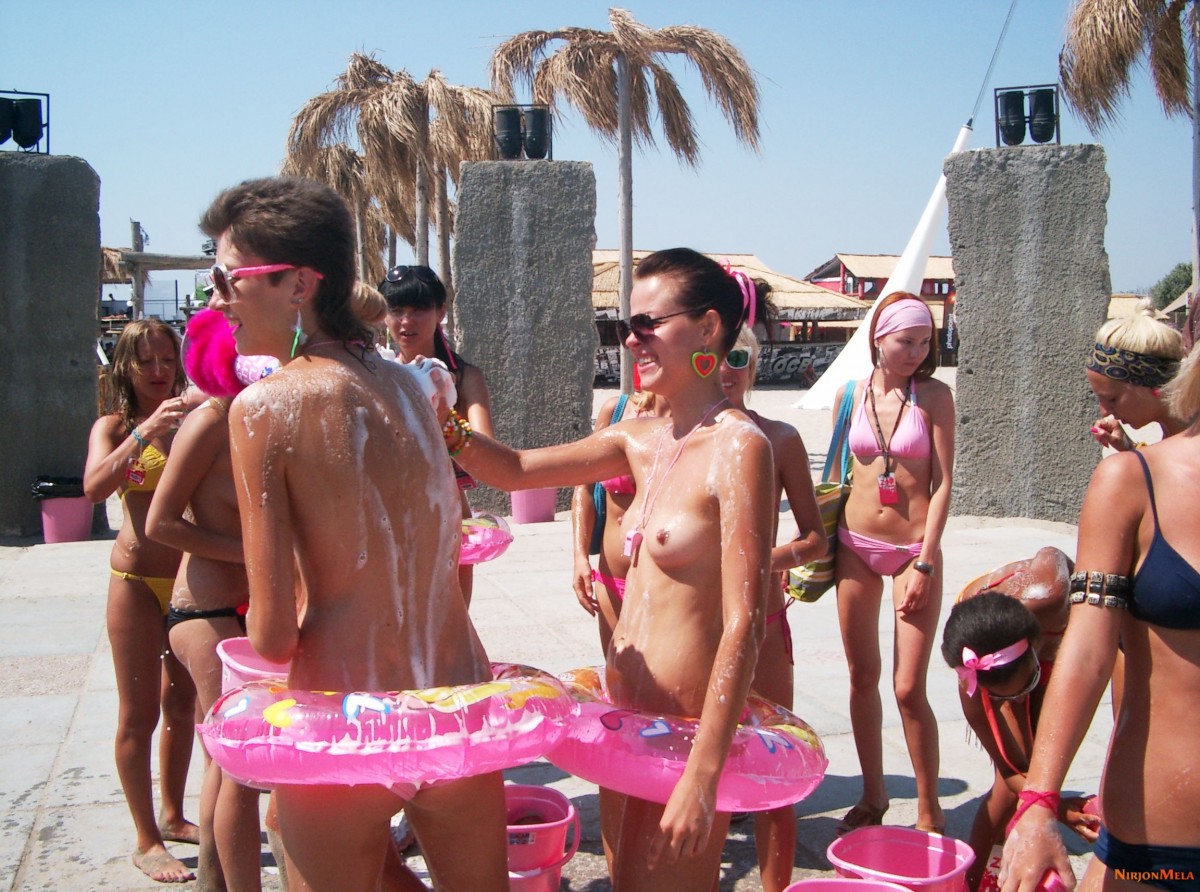 Nudism-Beach-Party-58010180.jpg