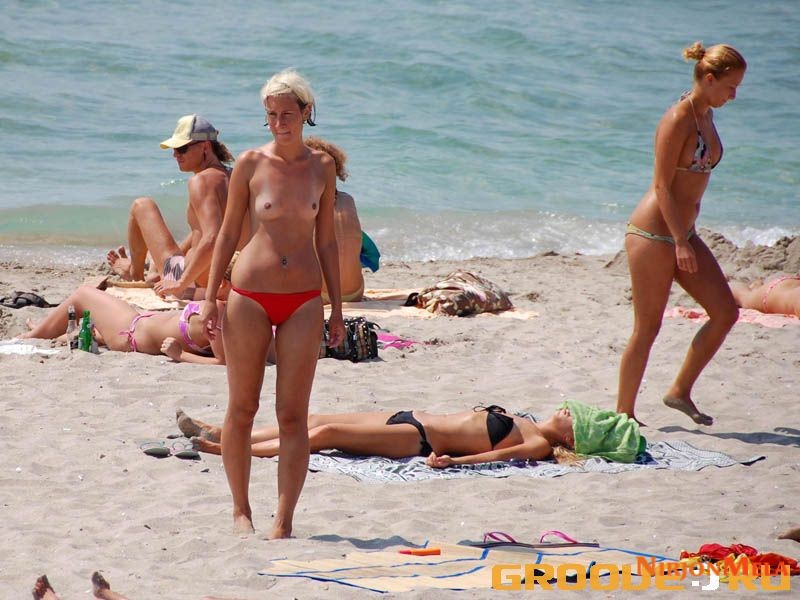 Nudism-Beach-Party-50783812.jpg