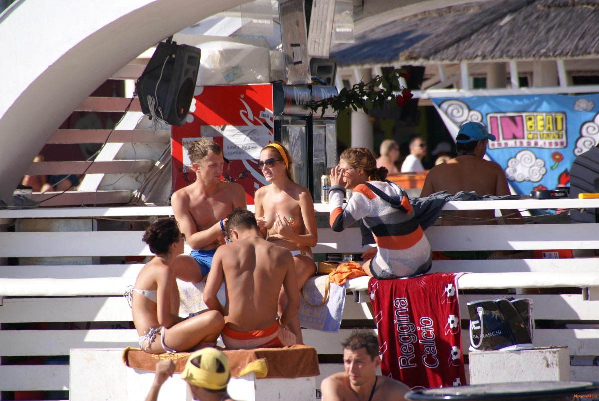 Nudism-Beach-Party-50891947.jpg