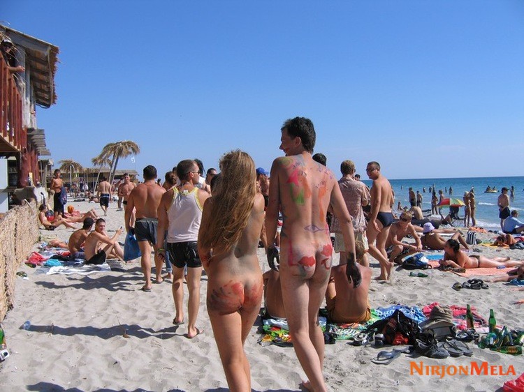 Nudism-Beach-Party-50922640.jpg