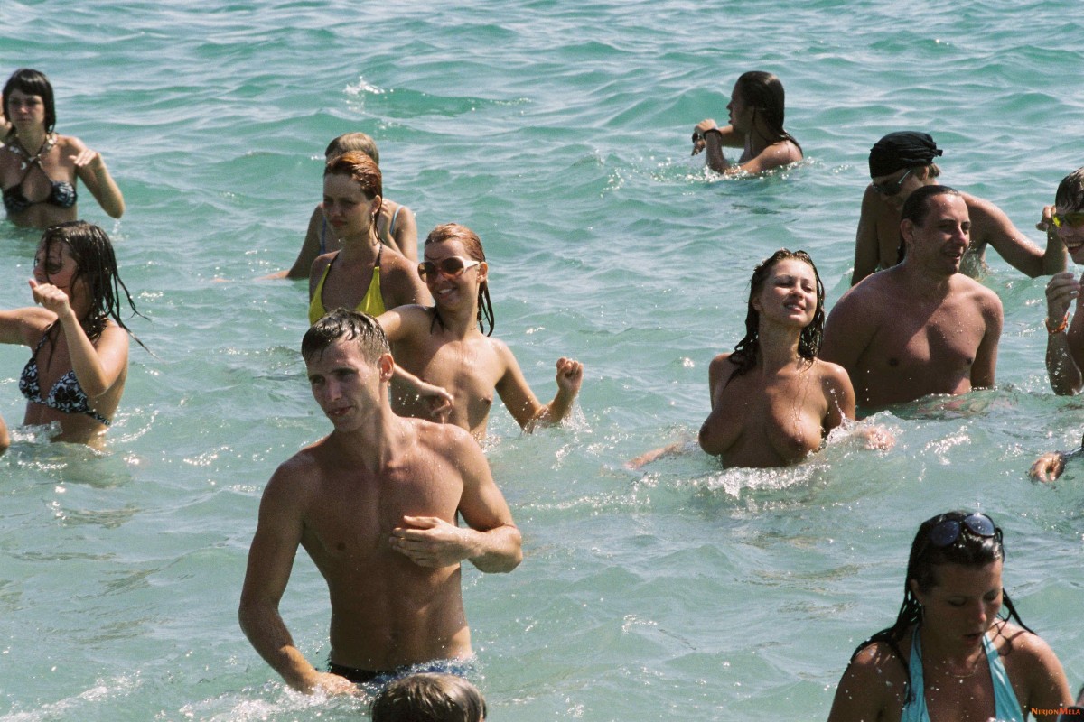 Nudism-Beach-Party-51071462.jpg