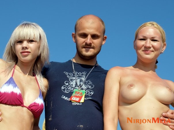 Nudism-Beach-Party-51284080.jpg