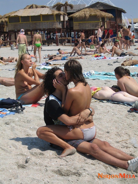 Nudism-Beach-Party-51302806.jpg