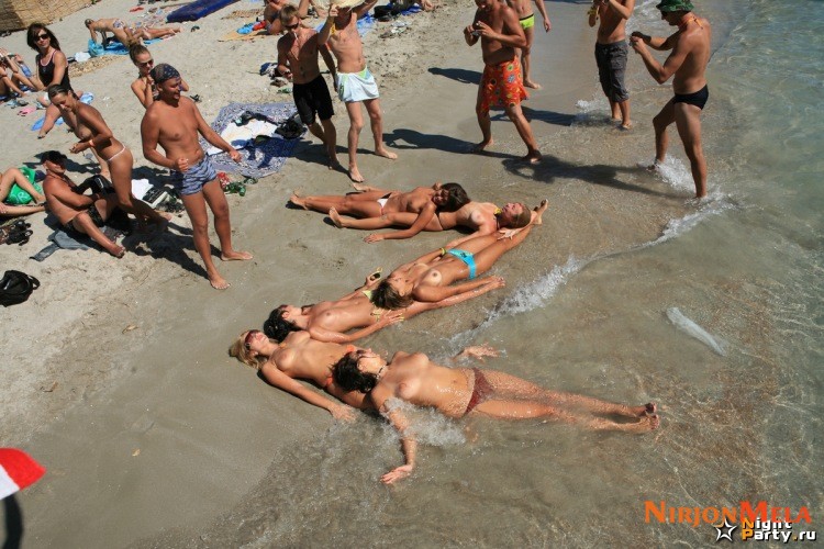 Nudism-Beach-Party-51435775.jpg