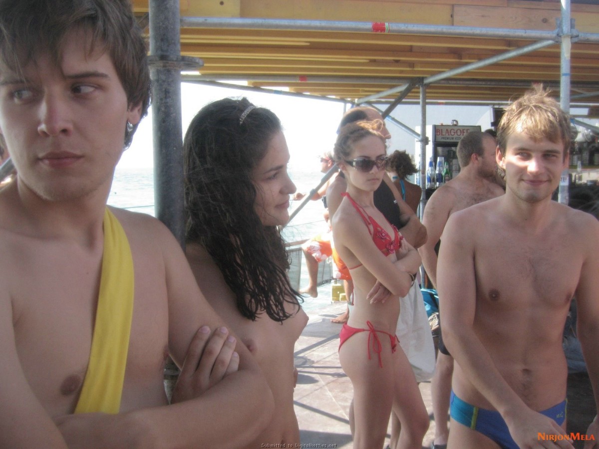 Nudism-Beach-Party-51442632.jpg