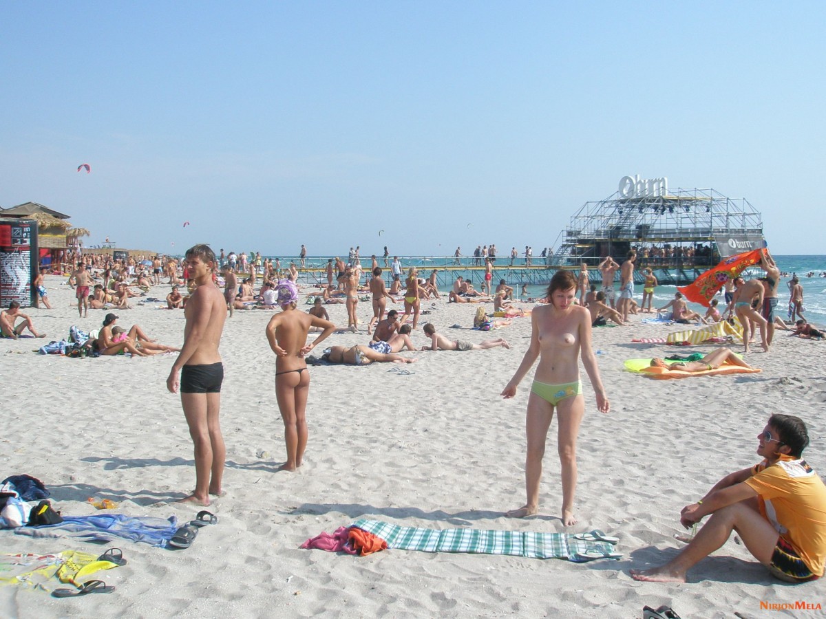 Nudism-Beach-Party-51662767.jpg