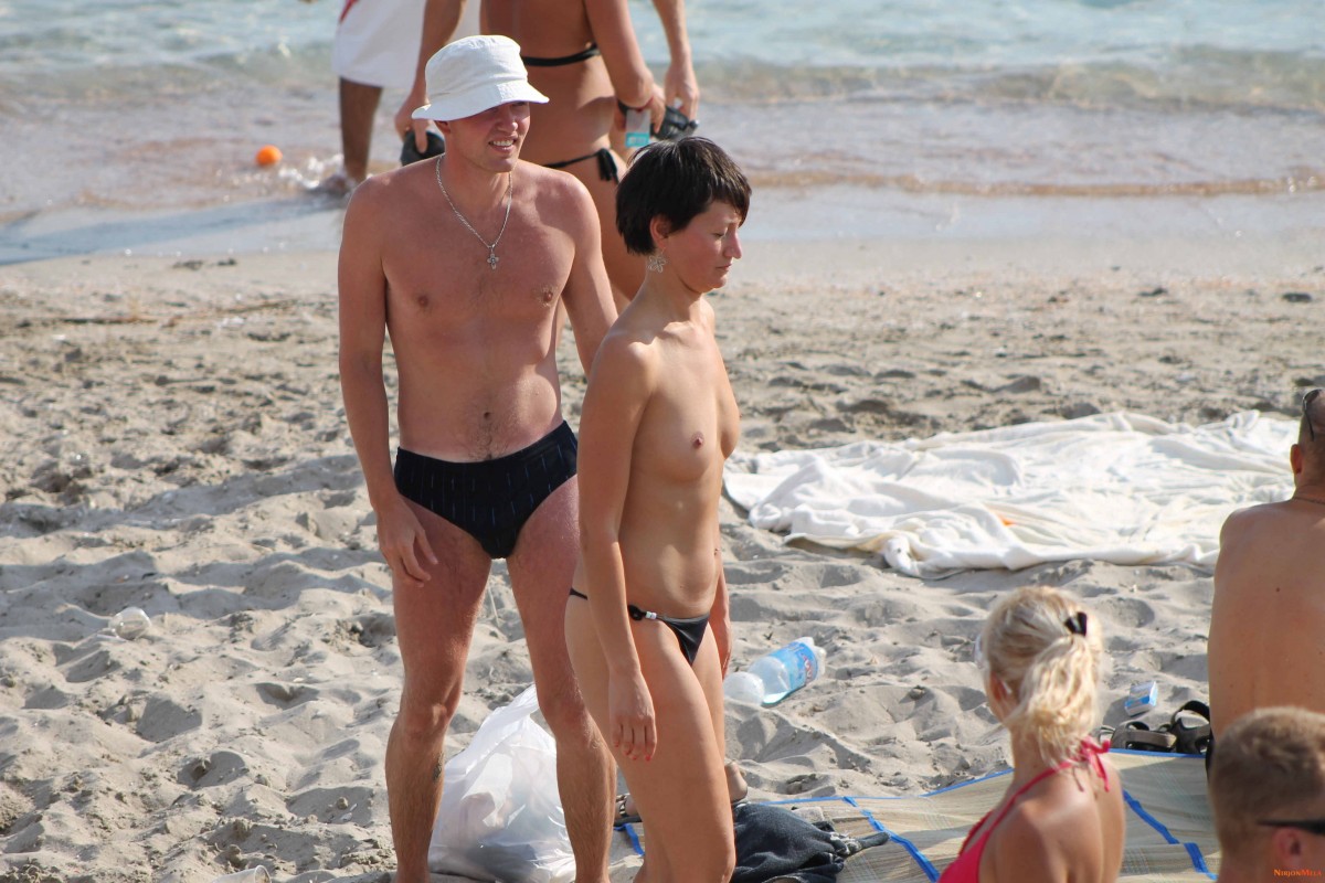 Nudism-Beach-Party-51770097.jpg