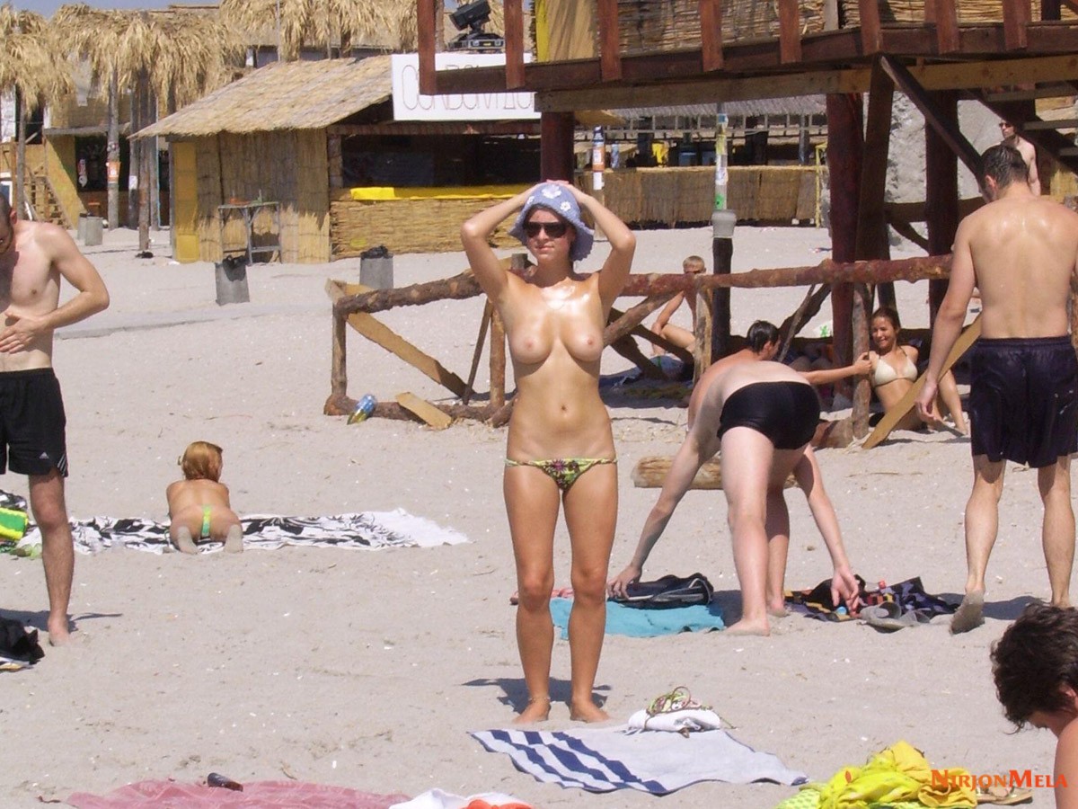 Nudism-Beach-Party-51848545.jpg