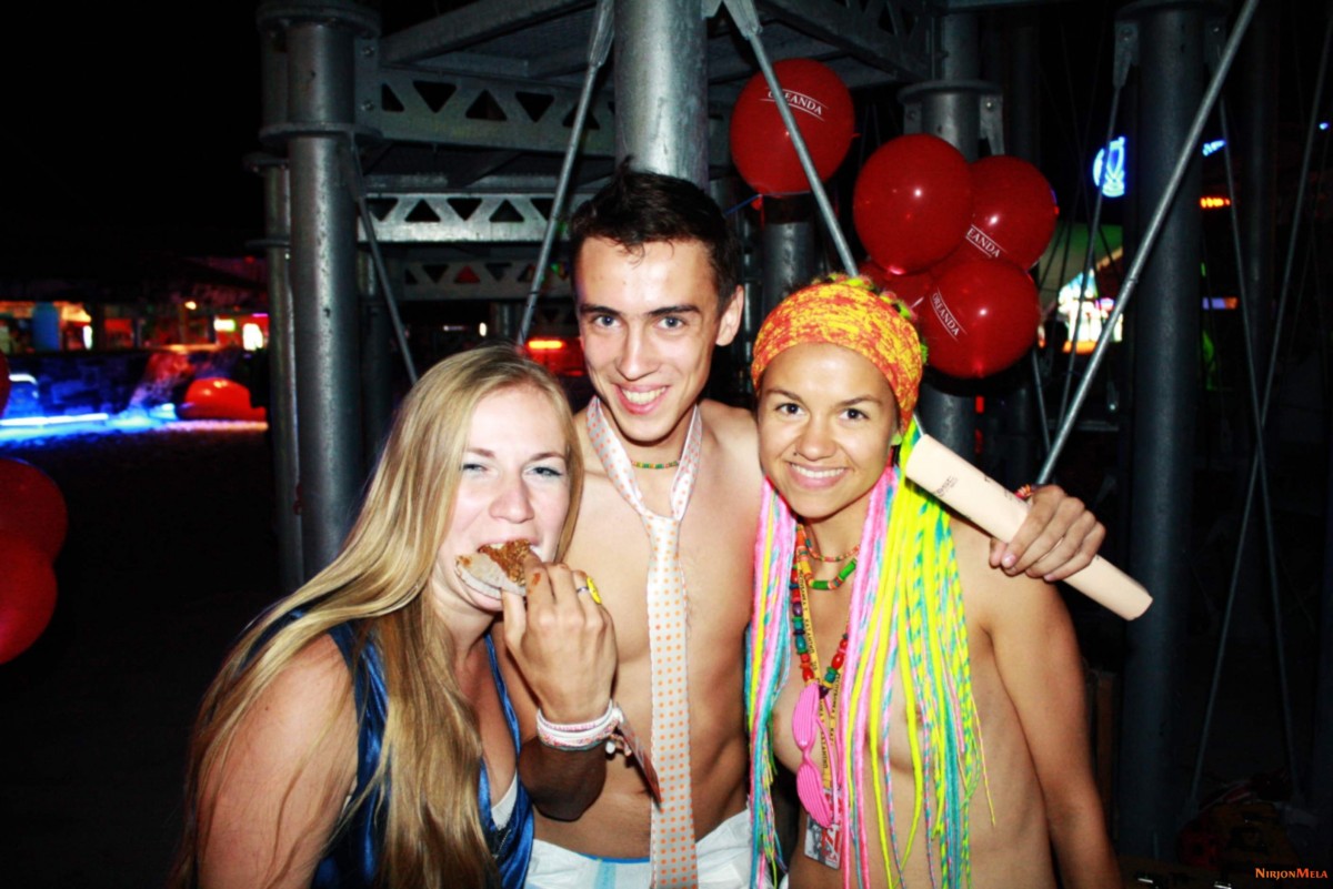 Nudism-Beach-Party-51856725.jpg