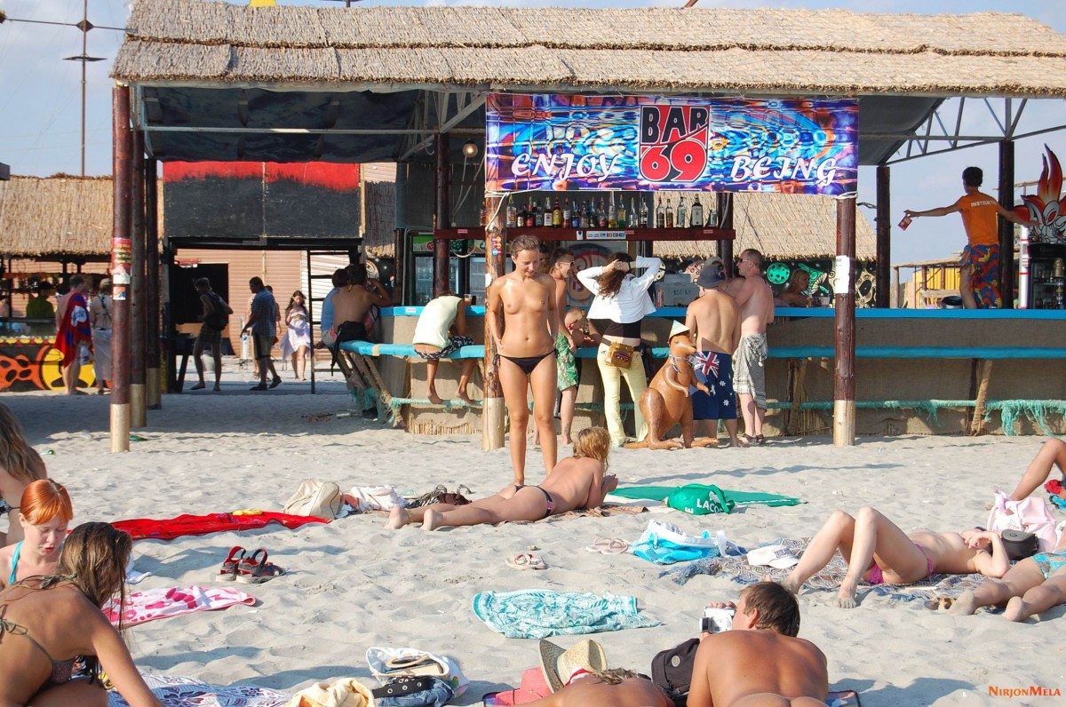 Nudism-Beach-Party-51989511.jpg