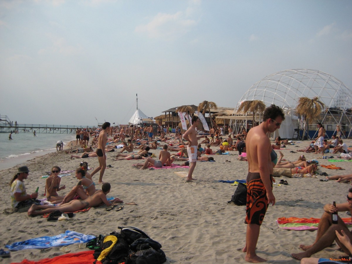 Nudism-Beach-Party-52310512.jpg