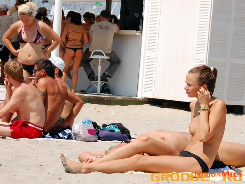 Nudism-Beach-Party-52354312.jpg