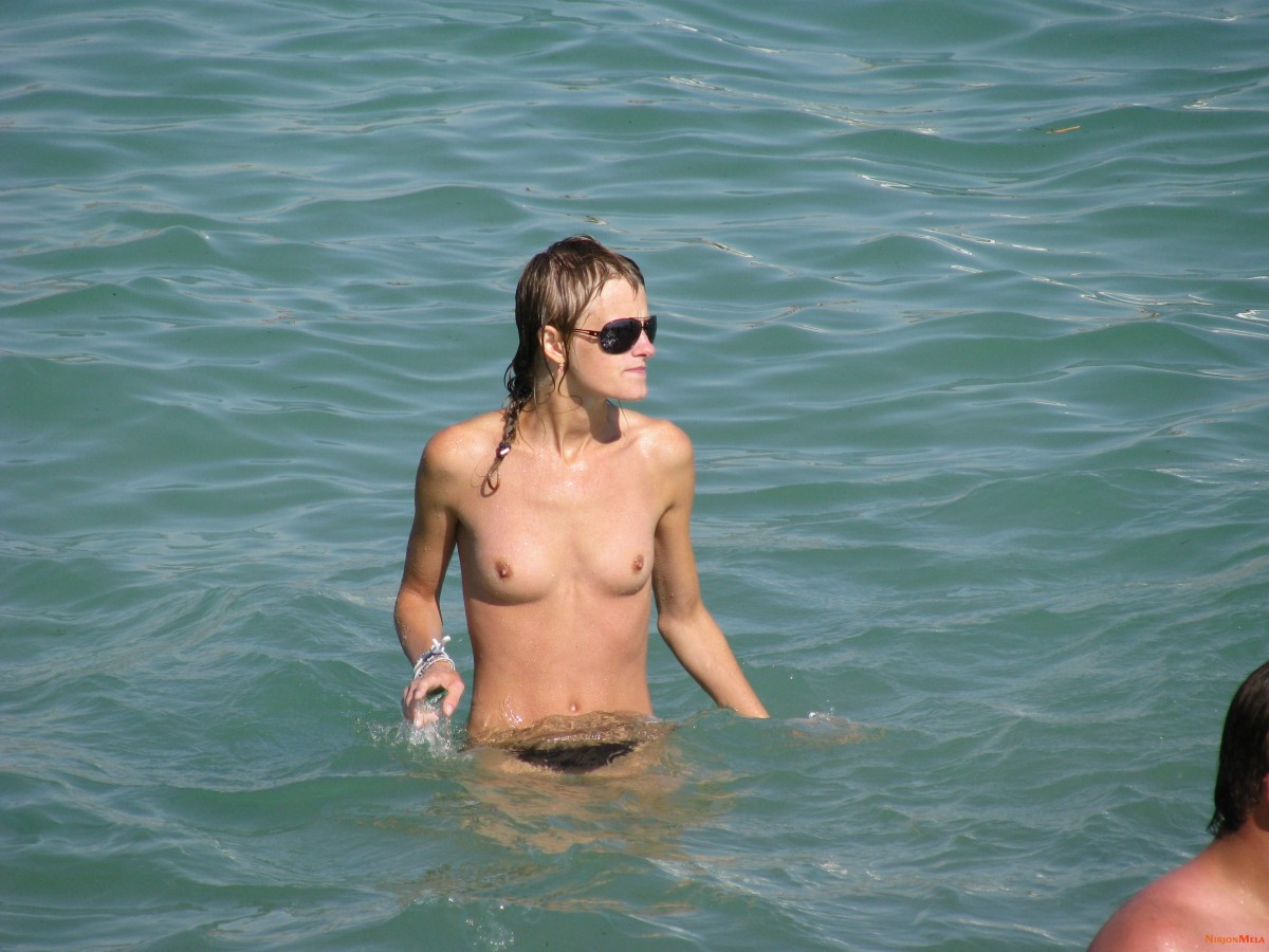 Nudism-Beach-Party-52411369.jpg