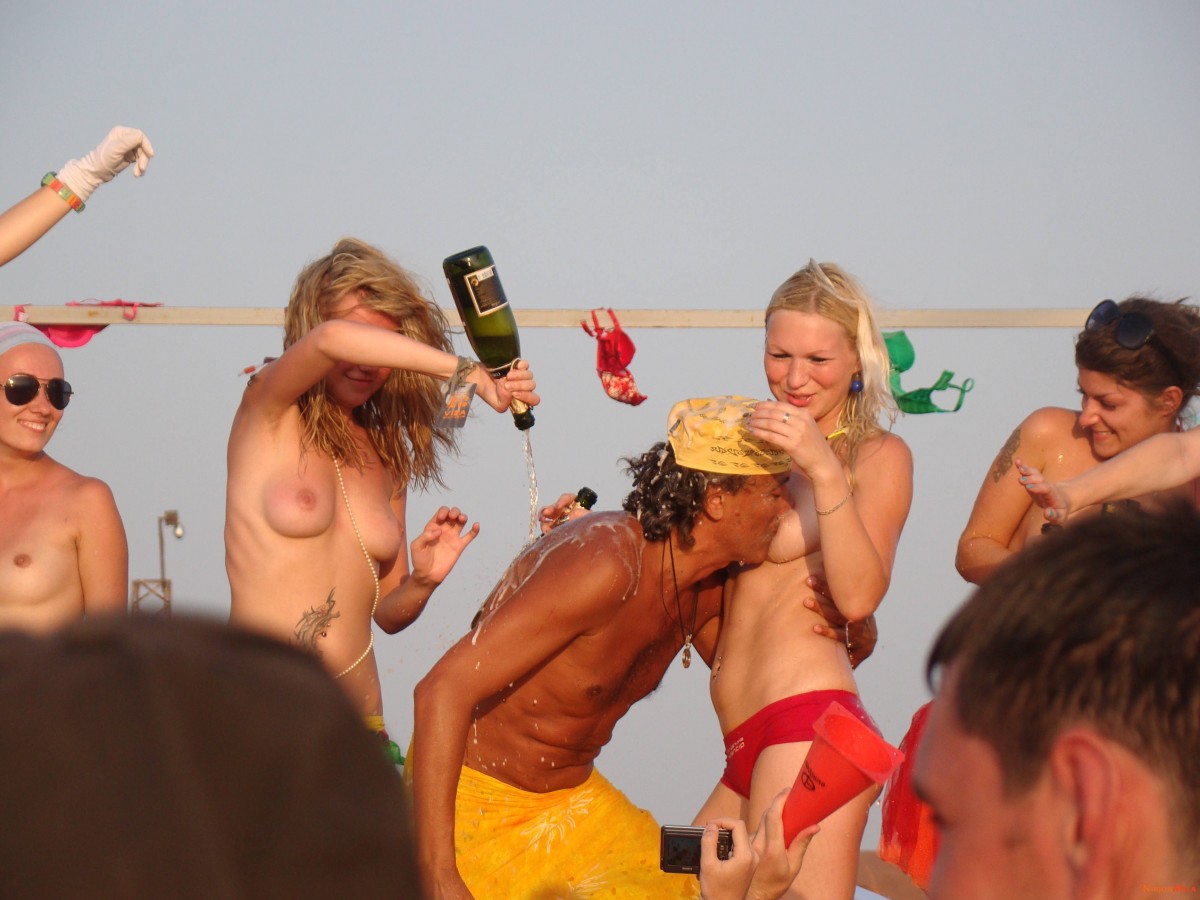 Nudism-Beach-Party-53165138.jpg