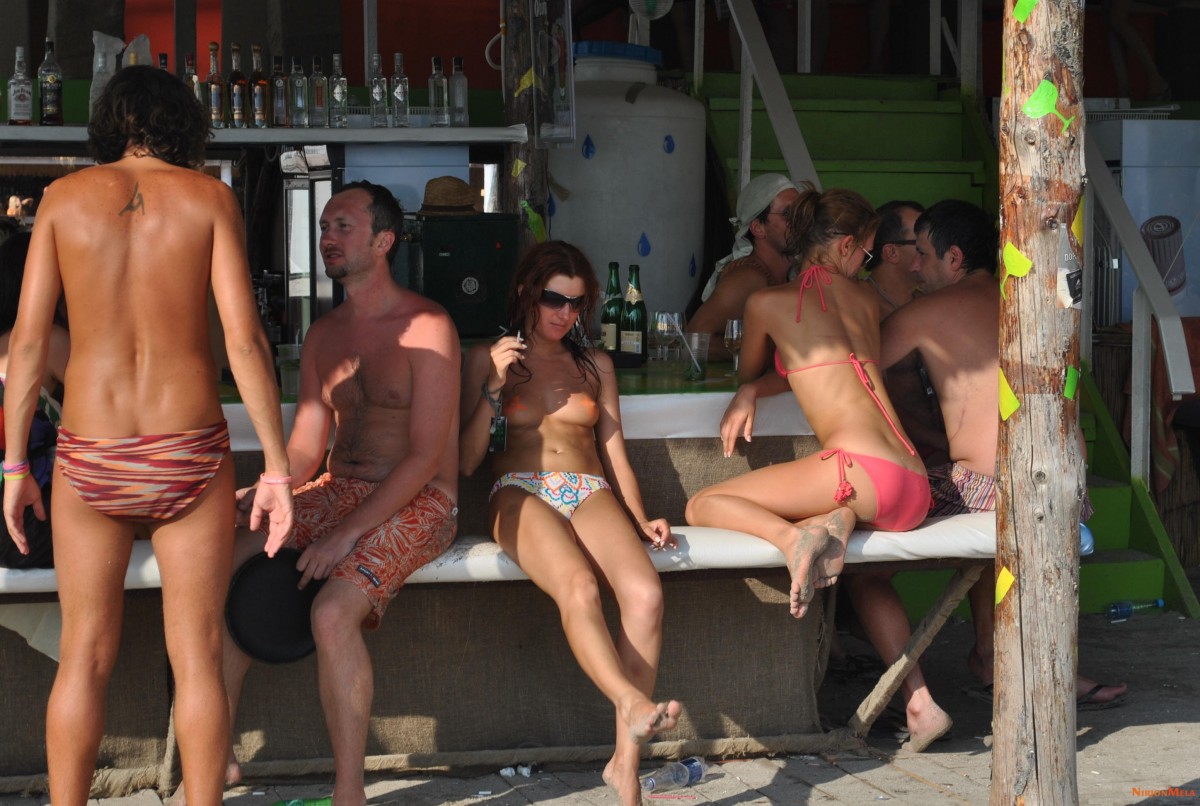 Nudism-Beach-Party-82461216.jpg