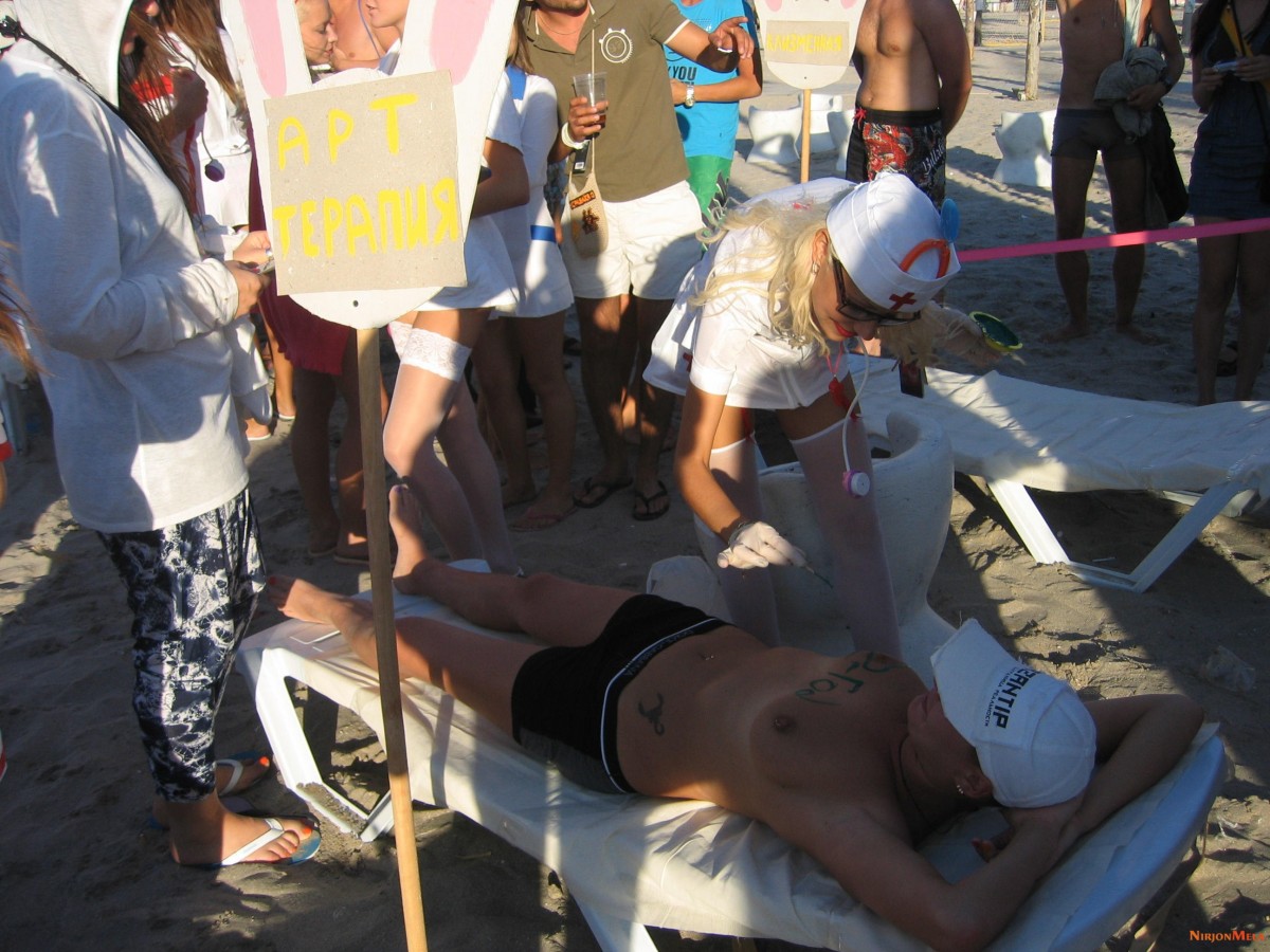 Nudism-Beach-Party-82611815.jpg